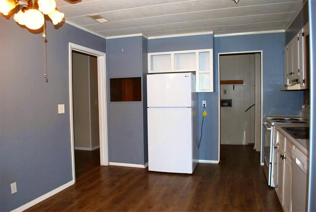 Building Photo - 3105 Pineview Dr SW