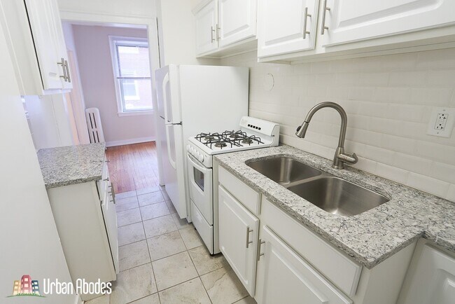 Building Photo - 547 W Surf St