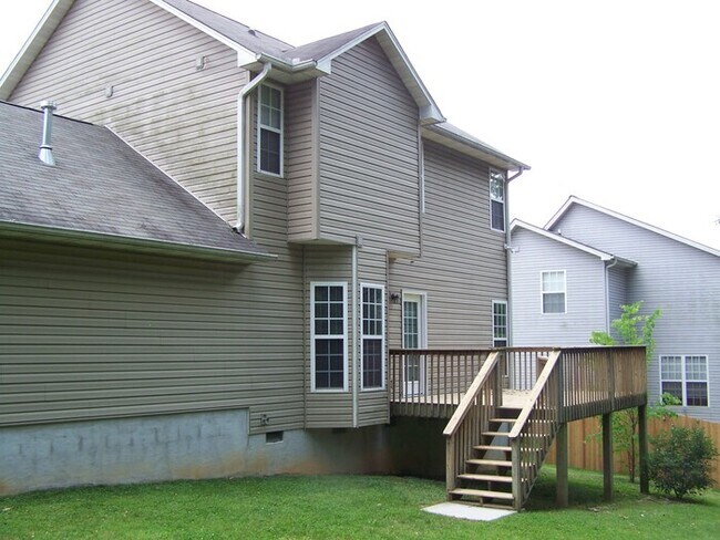 Foto del edificio - 3 bed, 2.5 bath, 2 car garage 2 story home...