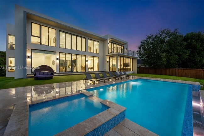 Foto del edificio - 5420 SW 72nd Ave