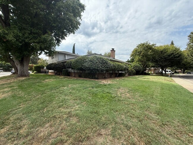 Building Photo - Spacious 3 bed 2 bath home available now!