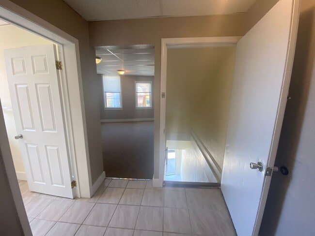 Building Photo - Spacious 1BR Apt now showing!