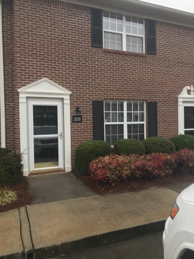 Building Photo - 2858 Florence Dr