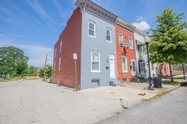 Building Photo - Lovely 3 BR/1 BA EOG Townhome in Brooklyn!