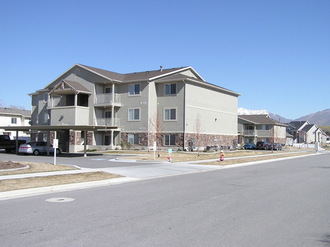 569 E Rosewood Way S Unit 4, Layton, UT 84041 Room for Rent in Layton
