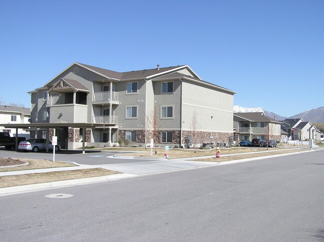 Building Photo - 541 E Rosewood Way S