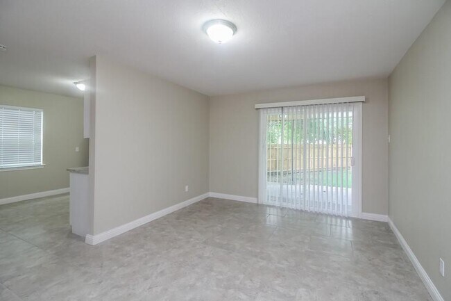 Building Photo - 3031 Touraine Dr