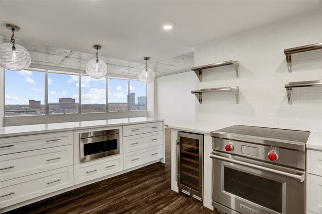 Building Photo - 2701 Westheimer Rd