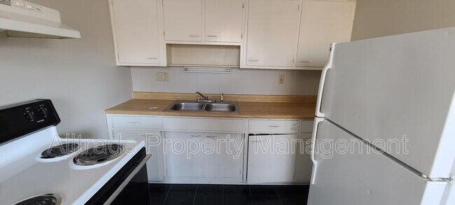 Foto del edificio - 3009 Mid Dale Ln