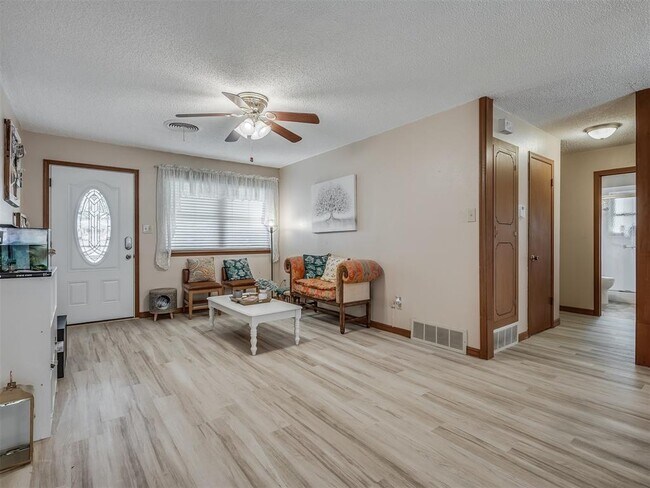 Foto del edificio - 1220 Columbia Ct