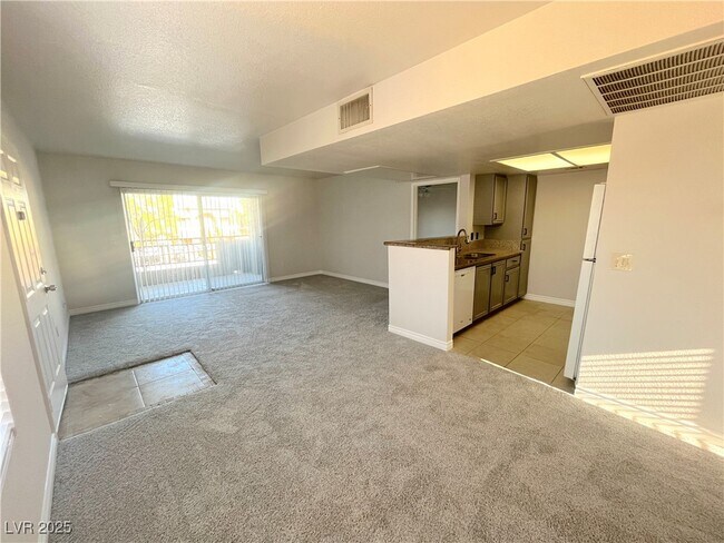 Foto del edificio - 8070 W Russell Rd