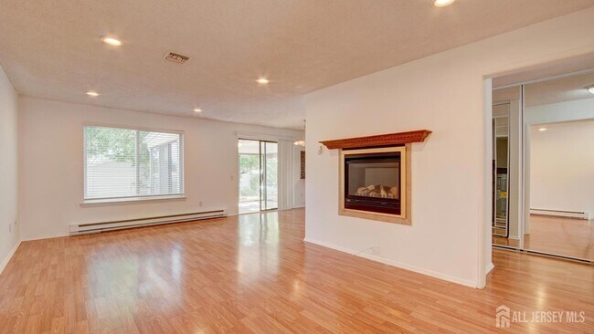 Building Photo - 94 Salix Plaza Unit B