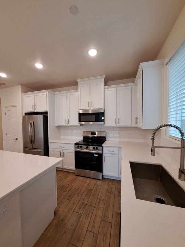 Foto del edificio - 3 Bedroom Home Near Armstrong & Olive!