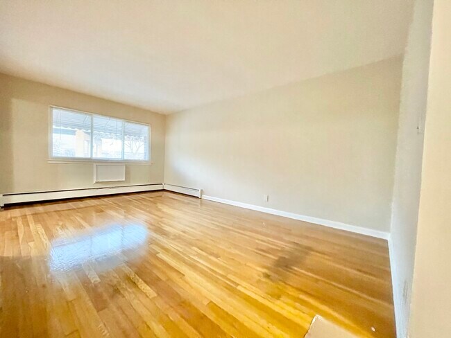 Foto del edificio - 2104 Hoyt Ave S
