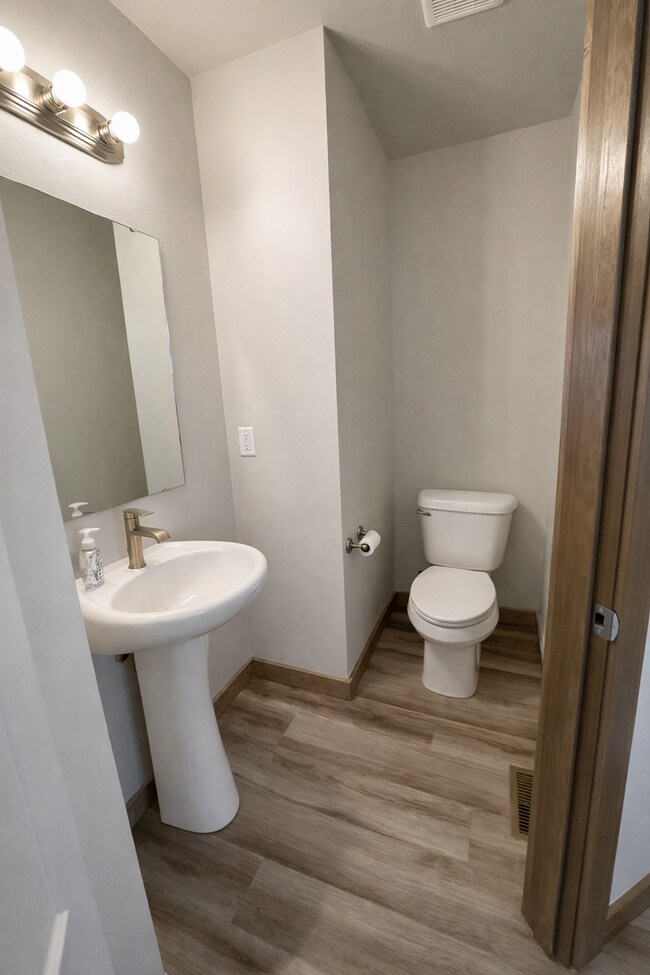 Building Photo - Beautiful 3 bedroom 2.5 bathroom townhouse in Belgrade