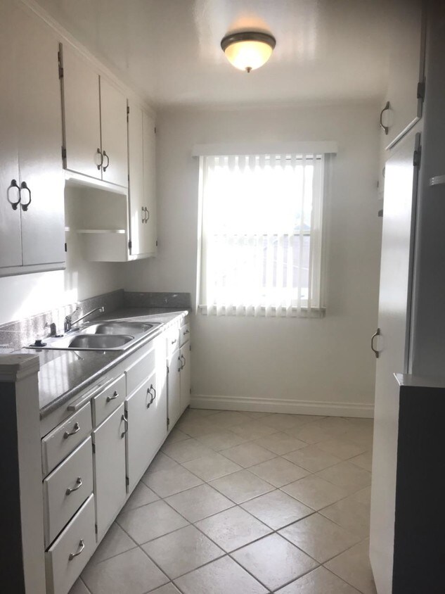 Foto principal - 1030 N Oxford Ave