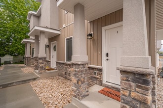 Building Photo - 712 S Saturn Ave