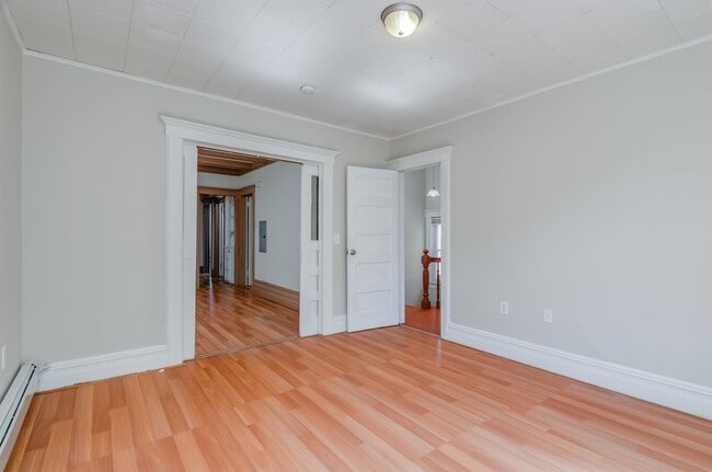 Building Photo - 27 Romaine Ave