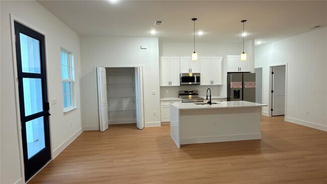 Foto del edificio - 7250 N Freeport Cir