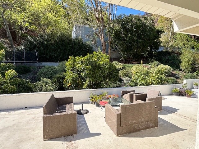 Foto del edificio - 3459 Mandeville Canyon Rd