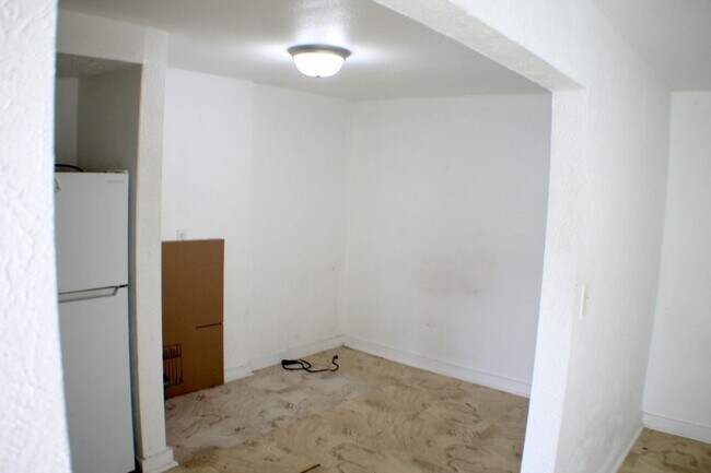Building Photo - 506 N Wayside Dr