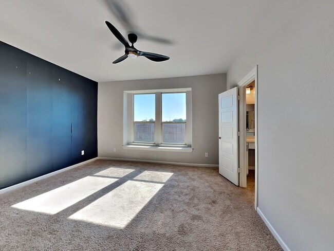 Foto del edificio - 545 Hazeltine Rd