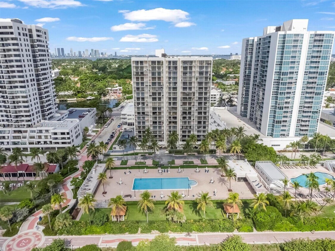 Foto principal - 2625 Collins Ave
