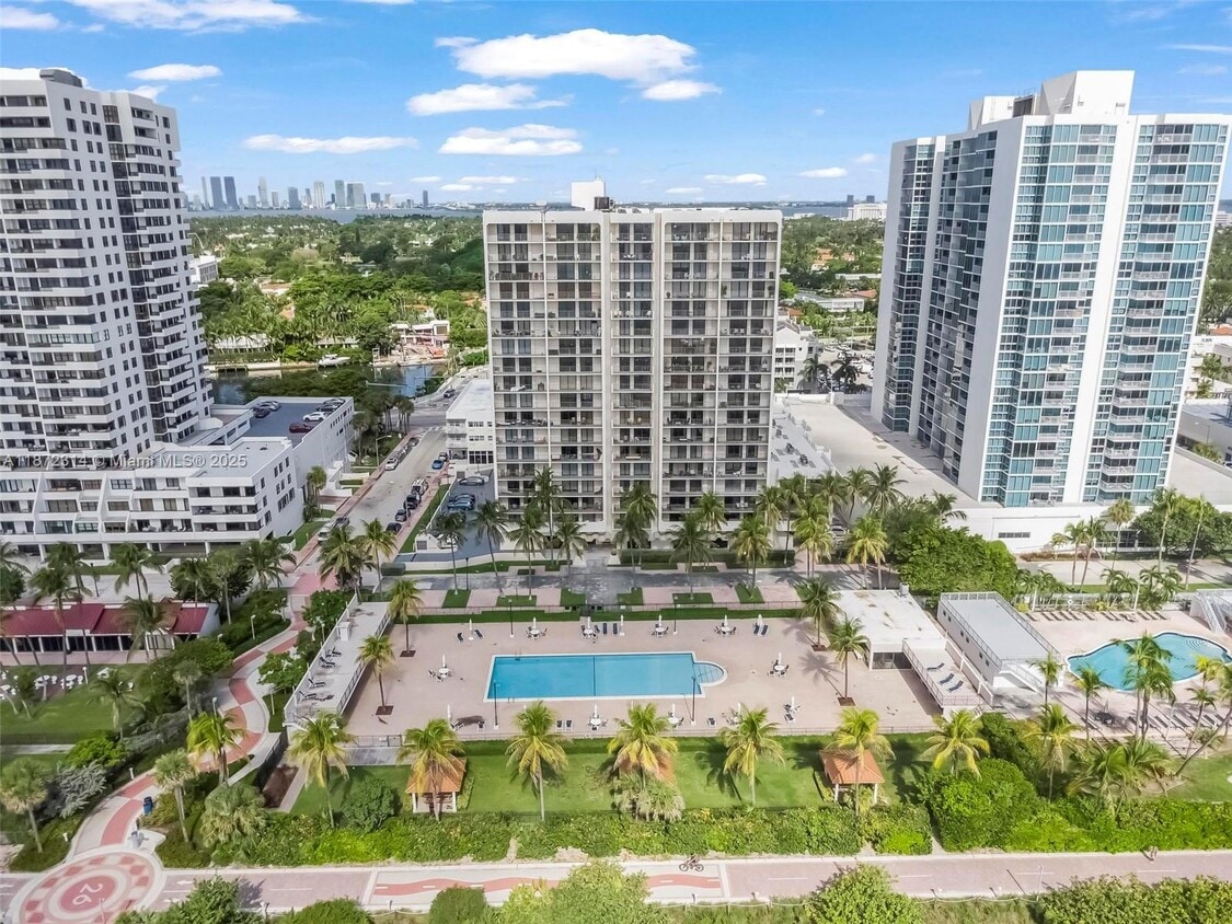 Primary Photo - 2625 Collins Ave