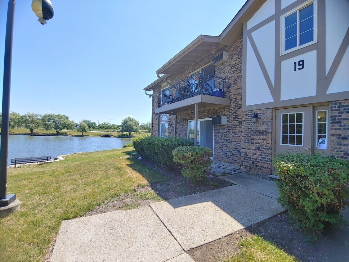 9S180 Lake Dr Unit 101, Willowbrook, IL 60527 Condo for Rent in