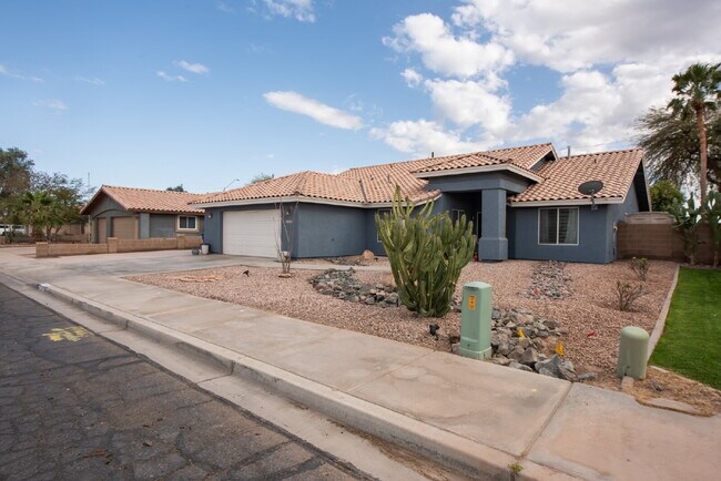 Building Photo - Spacious 3-Bedroom Oasis with Pool in Yuma...