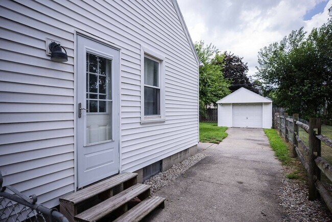 Foto del edificio - Beautifully updated two bedroom home in We...