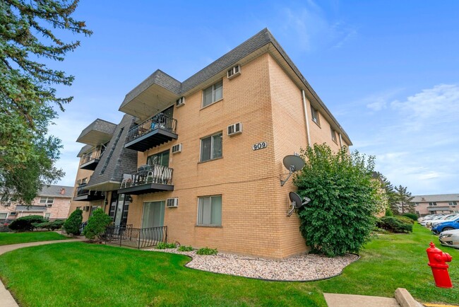 Building Photo - 913 Plainfield Rd