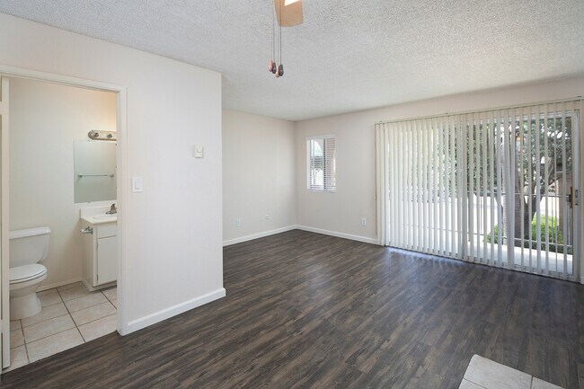 Foto del edificio - Spacious Studio in Pacific Beach/Crown Point!