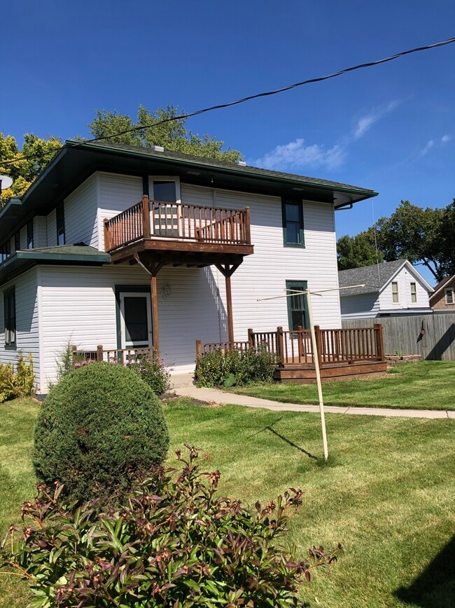 Building Photo - 412 E Vernon Ave