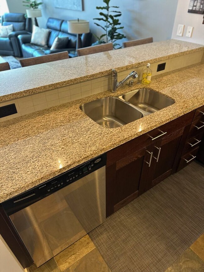 Foto del edificio - High End Condo Available