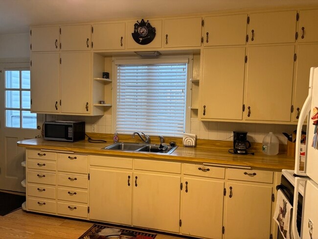 Building Photo - 23822 Amboy St