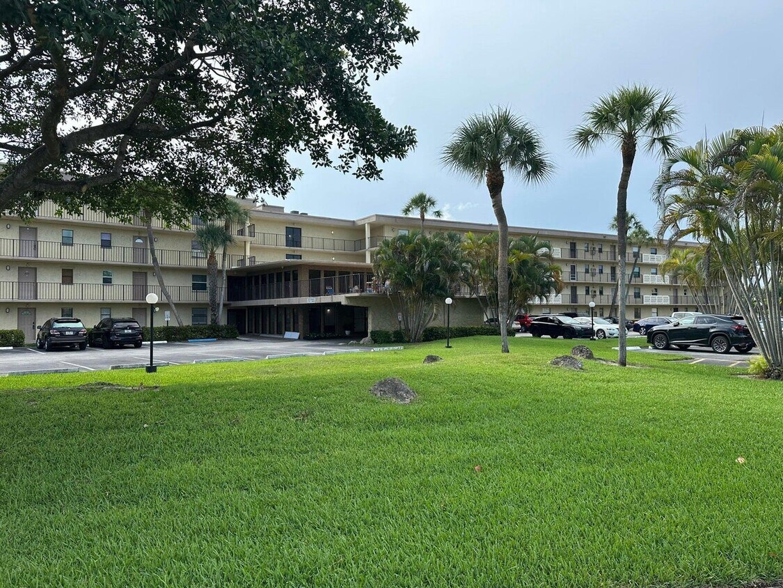 Foto principal - 9355 SW 8th St