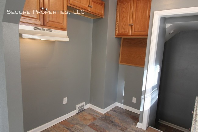 Building Photo - Remodeled 3 bed / 1 bath Brick Bungalow