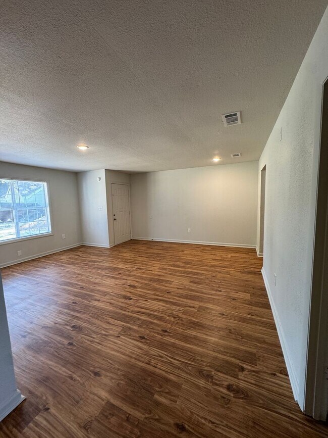 Foto del edificio - Newly Renovated 2 Bed / 1 Bath Apt. In Tru...