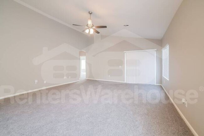 Building Photo - 4 Bedroom 2 Bath Glendale Home
