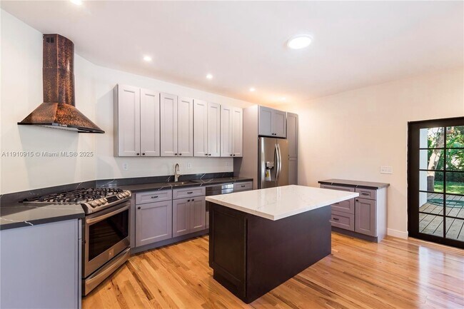 Foto del edificio - 3718 Sheridan Ave