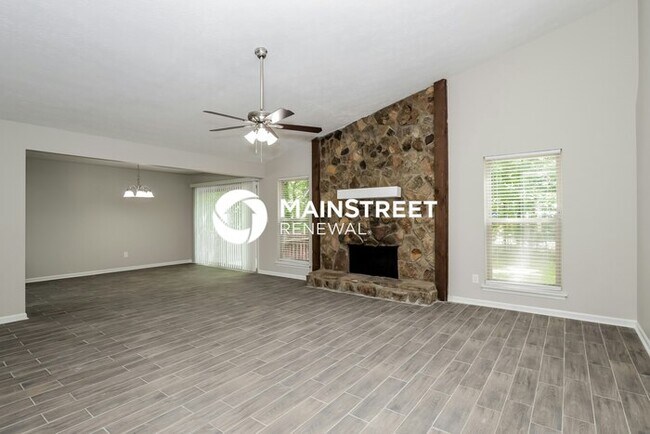 Building Photo - 3 Bedroom Pet-Friendly Home in RIVERDALE, ...