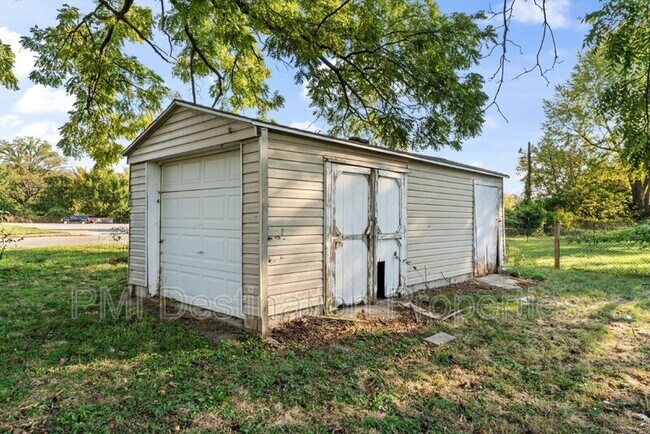 Building Photo - 8213 Raytown Rd