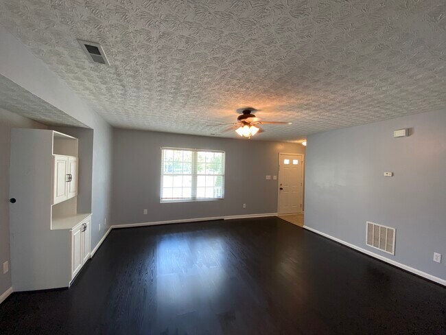 Building Photo - 5800 Chalet Cir