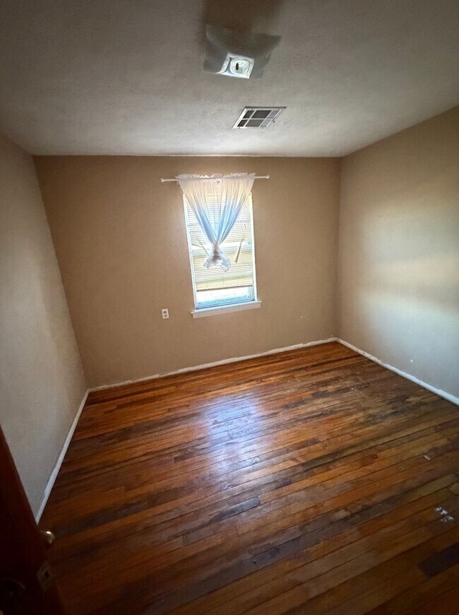 Building Photo - 3 bedroom 1 bath country home