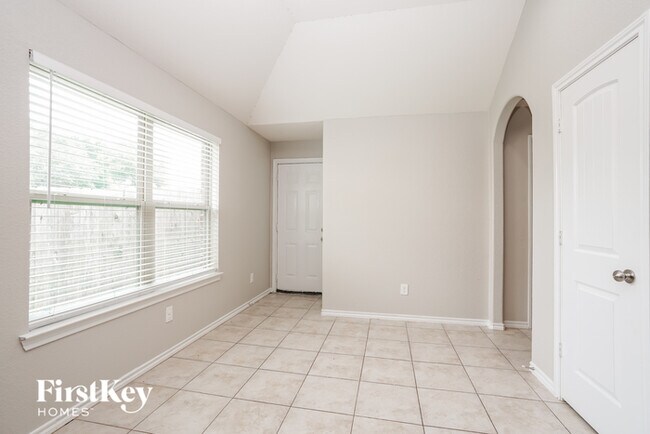 Building Photo - 10902 Camarillo Ct