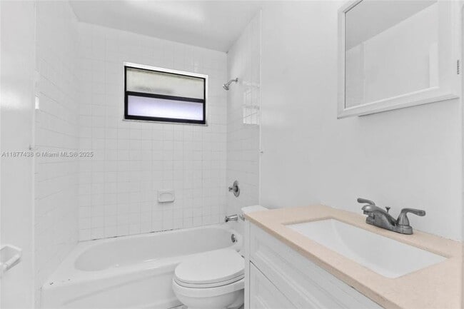 Building Photo - 3 bedroom in Hoolywood FL 33021