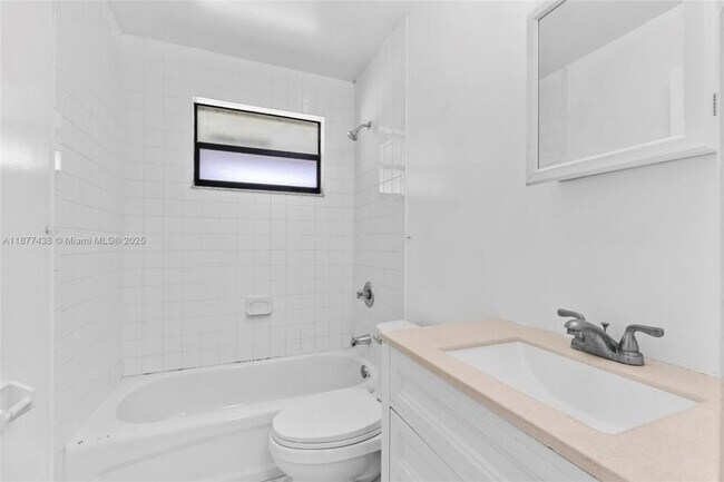 Foto del edificio - 3 bedroom in Hoolywood FL 33021