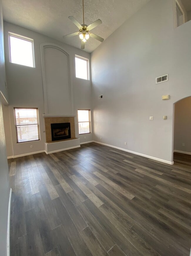 Building Photo - SW 4 Bedroom 3 Bath 2 Car Garage 1989SF