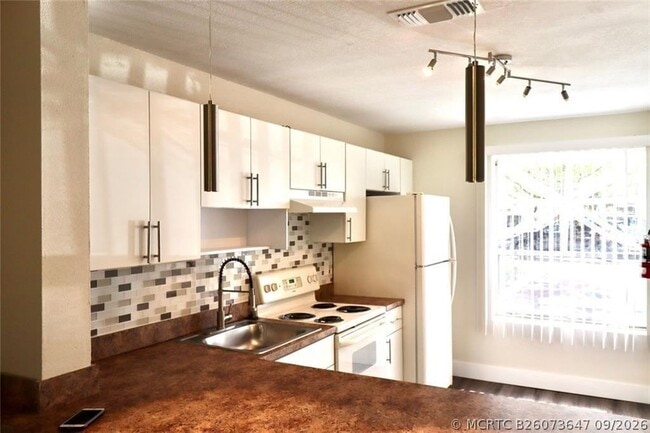 Building Photo - 8121 SW 21st Ct